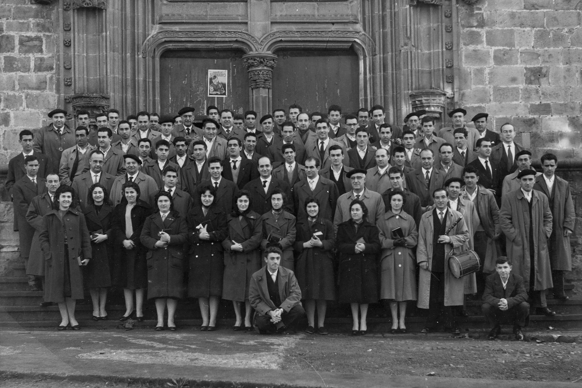 Grupo Arteche. La imagen antigua muestra a un numeroso grupo de trabajadores del Grupo Arteche en Mungia en la festividad de Santa Bárbara.