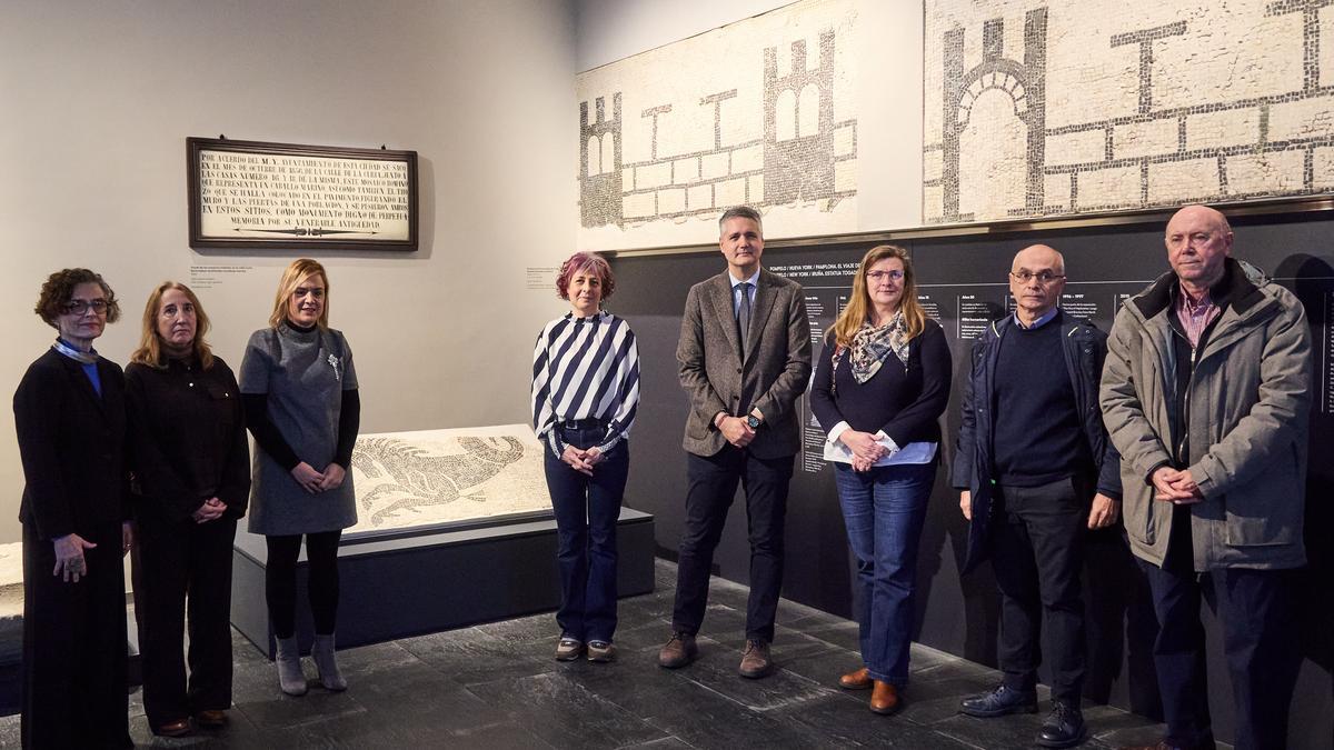 La consejera Esnaola, junto al director general de Cultura, Ignacio Apezteguía; la directora del Museo de Navarra, Mercedes Jover; la delegada del Gobierno en Navarra, Alicia Echeverría; y demás personas asistentes al acto de reapertura