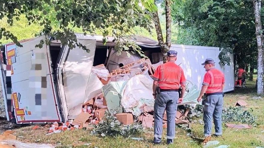 Herida leve la ocupante de un camión que se ha salido de la vía en la N-121-A, en Baztan