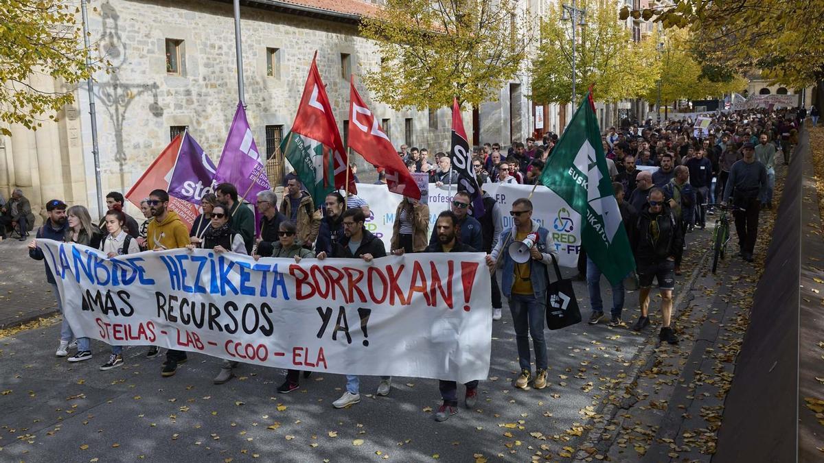 Manifestación convocada por los sindicatos LAB, Steilas, CCOO y ELA en el marco de la huelga docente en los centros de FP.