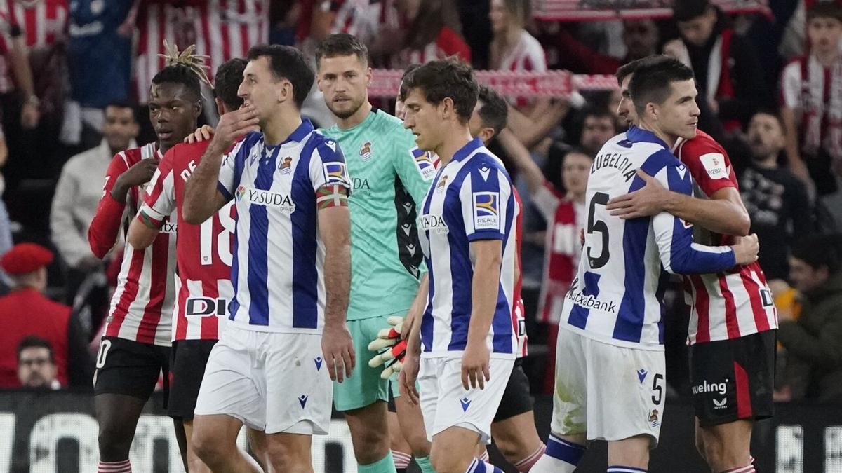 Los jugadores de la Real y el Athletic se saludan al final del último derbi celebrado en Bilbao.