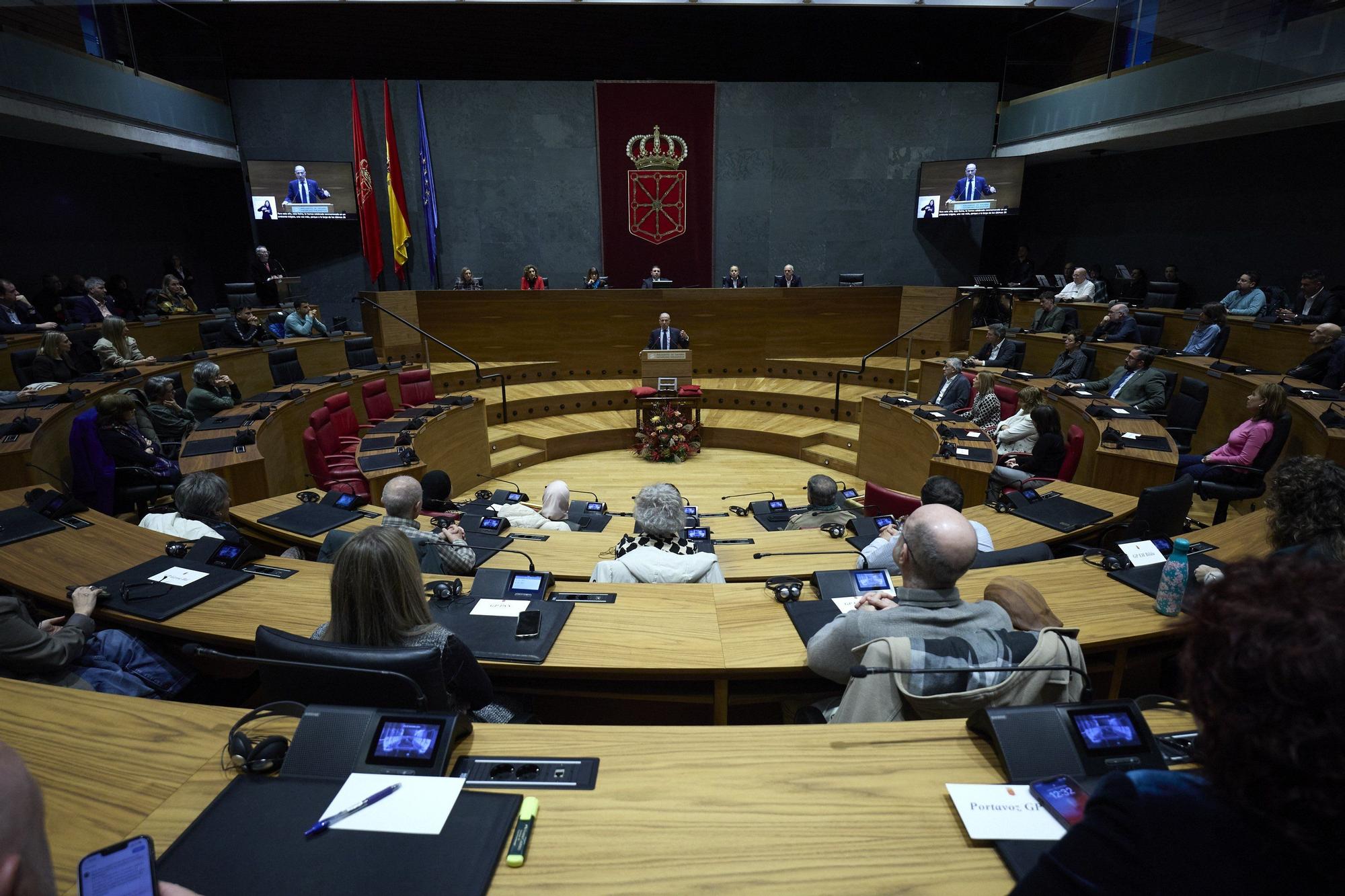 Fotos de la entrega de la Medalla de Oro del Parlamento de Navarra, un "premio a la dignidad del pueblo palestino"