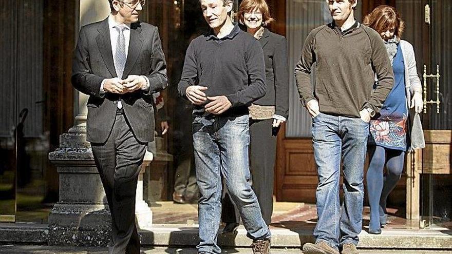 Mikel Zabalza, con el lehendakari López tras el viaje a la Antártida