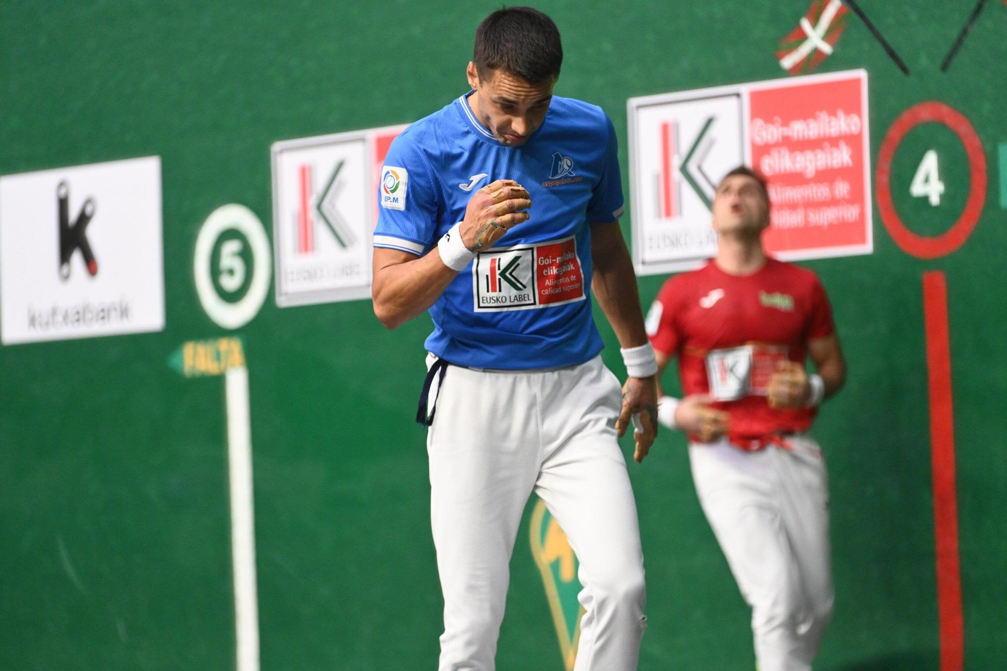 Javier Zabala vence a Jon Ander Peña en la segunda jornada de la liguilla de cuartos de final del Cuatro y Medio en Tolosa.