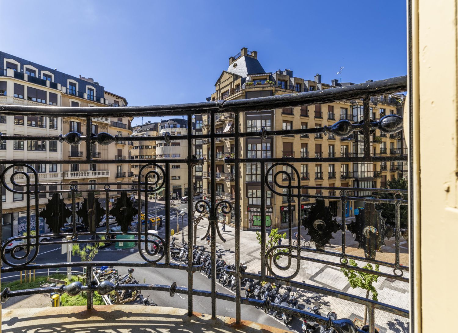 Magnífica propiedad en venta ubicada en un edificio señorial, situada en una de las zonas más elegantes del céntrico barrio de Gros