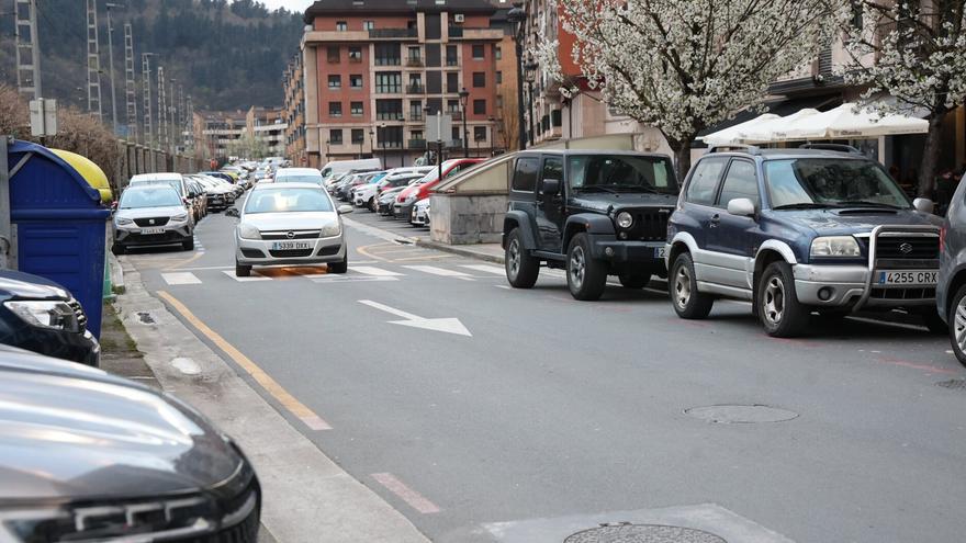 Roban una furgoneta en Beasain, chocan contra varios coches y agreden a los agentes