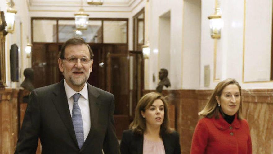 Mariano Rajoy con la vicepresidenta y la ministra Pastor.