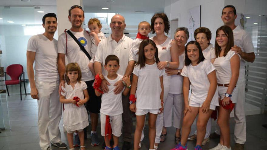 Ibai Guillén, el único nacido el último año, con su familia.