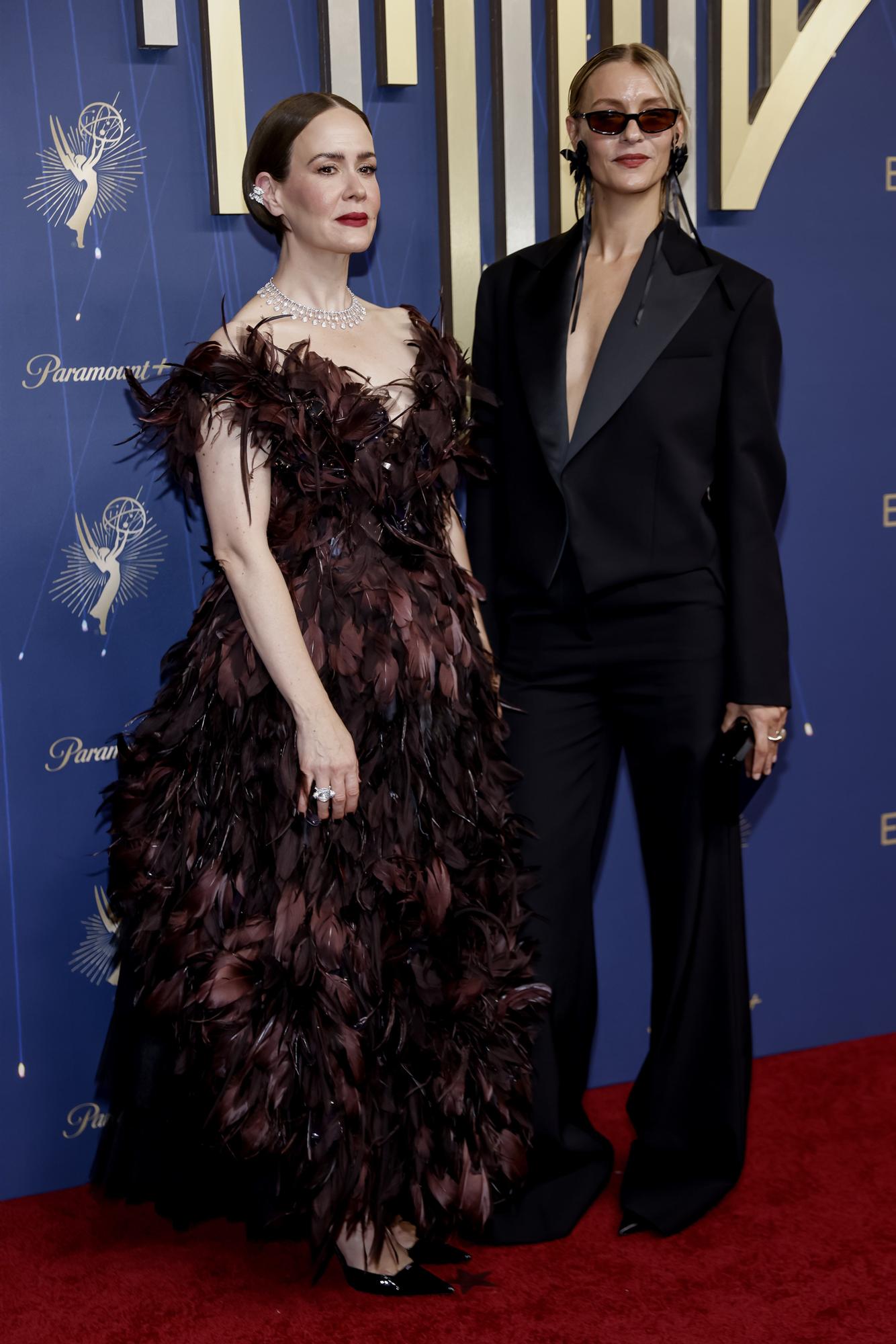 Alta costura y mensajes políticos: Jenna Ortega y Javier Bardem, protagonistas de la alfombra roja de los Emmy 2025