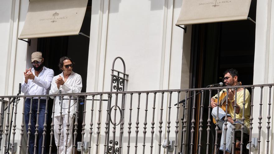 Actuación de Duquende, Julio Romero y Agujetas Chico en la Plaza del Ayuntamiento