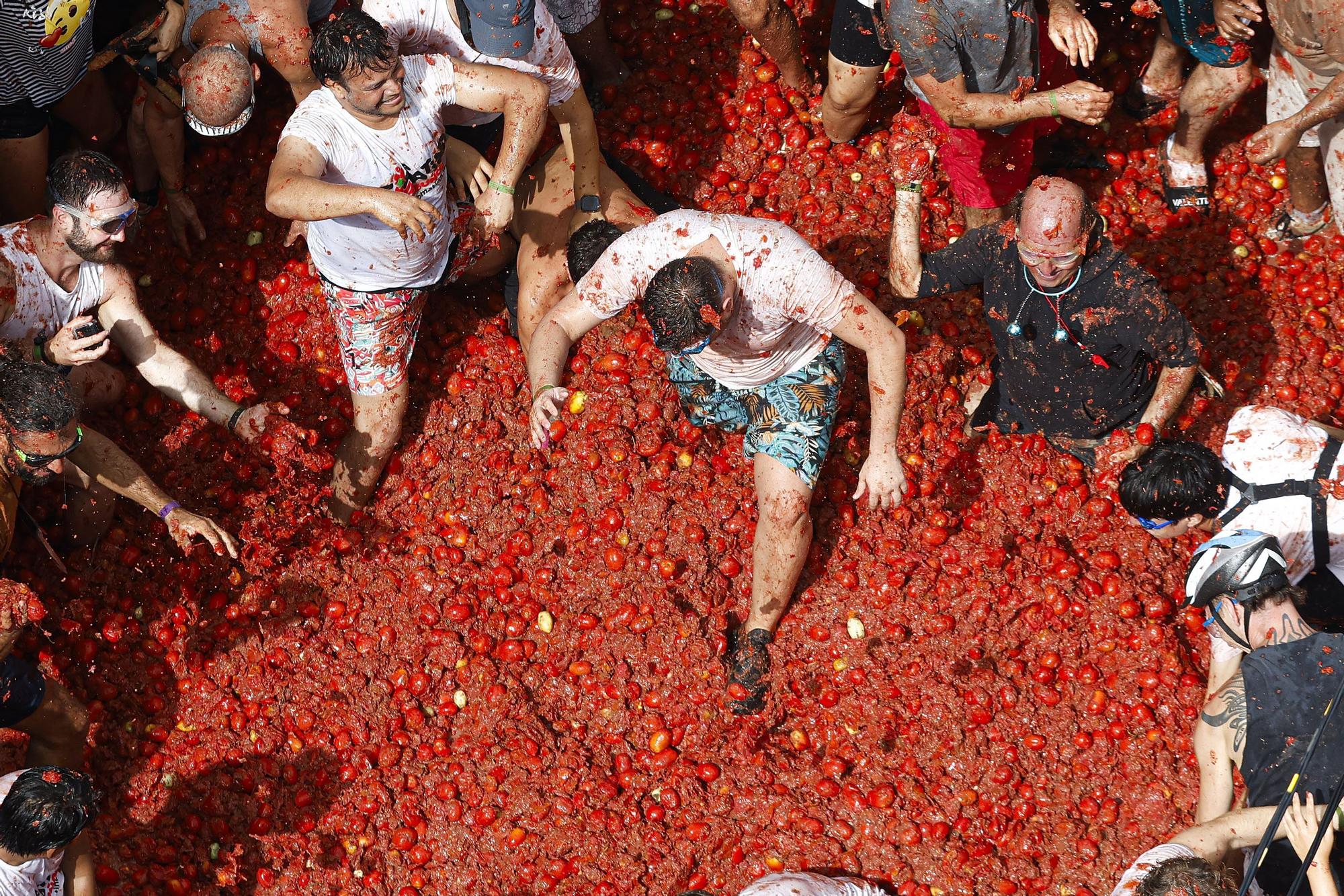 La Tomatina vuelve a teñir de rojo las calles de Buñol