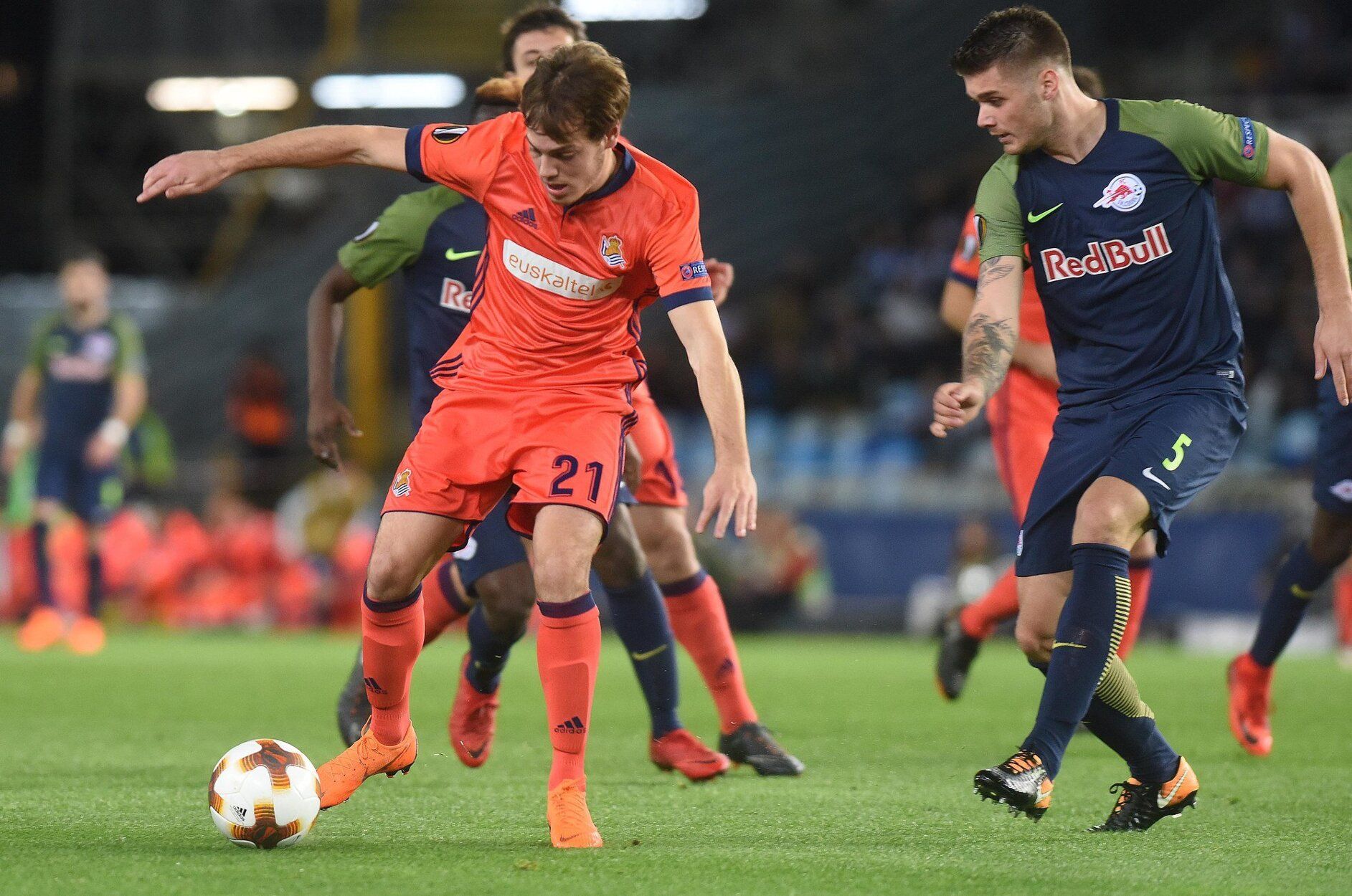Ćaleta-Car, a la derecha, trata de detener un ataque de Jon Bautista en el partido entre la Real Sociedad y el Salzburgo en Anoeta en 2018