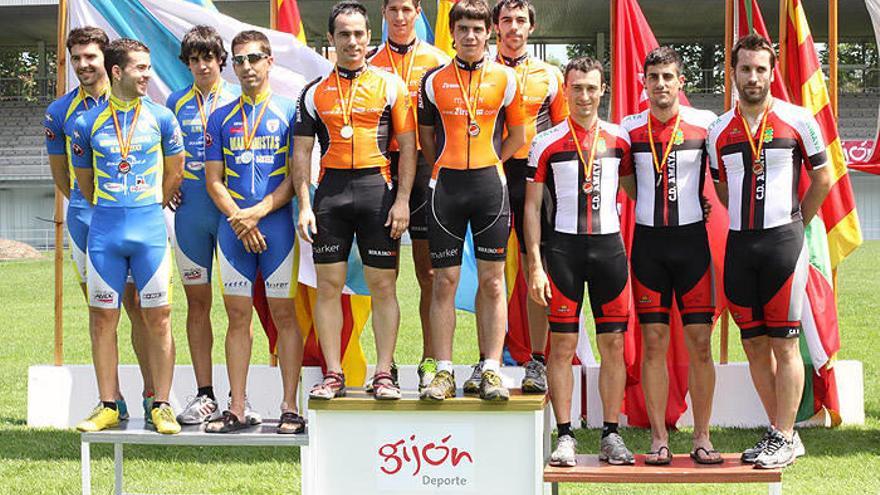 Podio de los tres equipos que ganaron en la prueba de relevos masculinos.