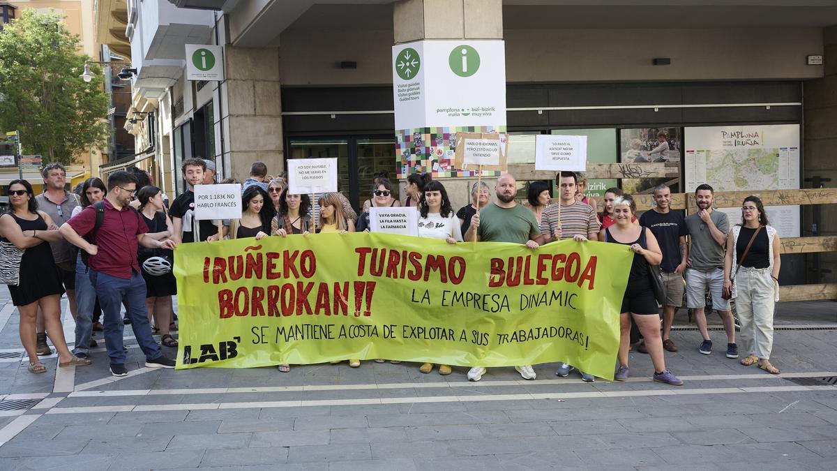 Concentración convocada por LAB en protesta por &quot;la situación de precariedad que sufre la plantilla&quot; de la Oficina de Turismo de Pamplona.
