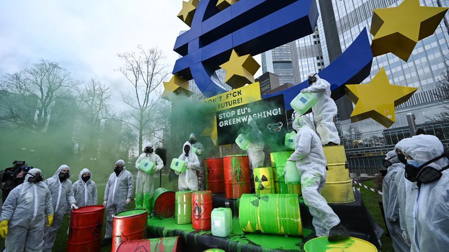 La UE da el visto bueno final para considerar sostenibles el gas y la nuclear