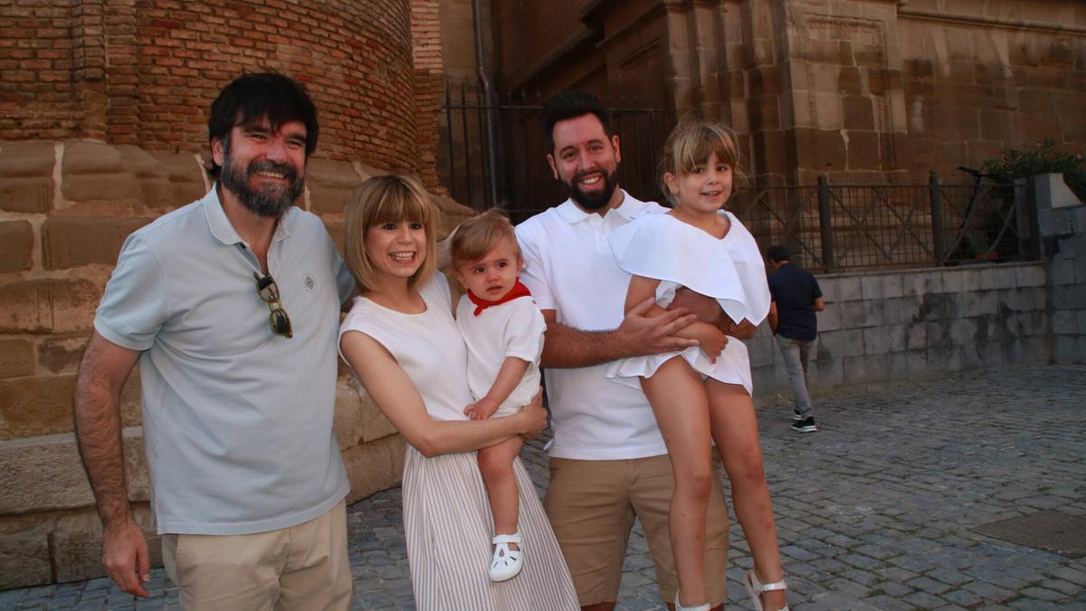 Tras la imposición del pañuelo muchos de los padres posaron.