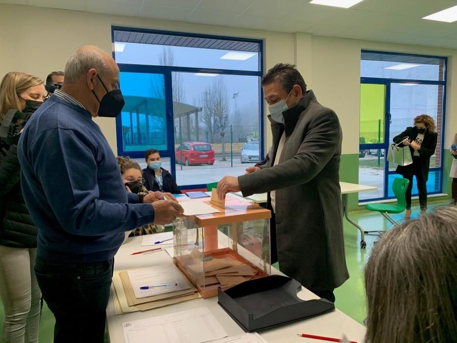 El candidato de UPL a las Cortes de Castilla y León, Luis Mariano Santos, vota en Cistierna este domingo.
