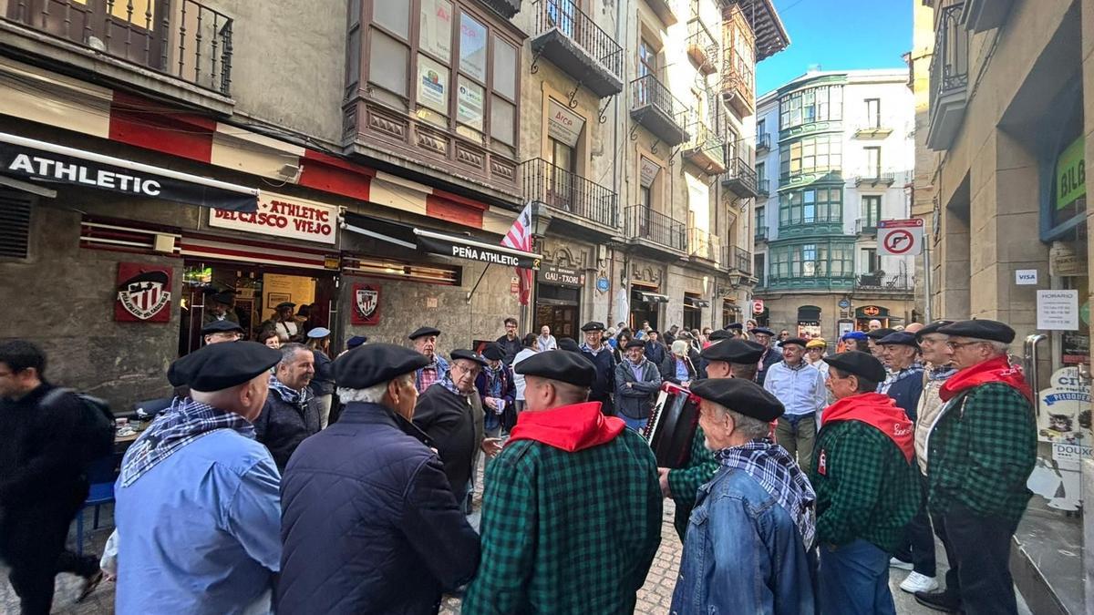 Ambiente festivo en el Casco Viejo con motivo de la entrega de los premios Txikito de Honor