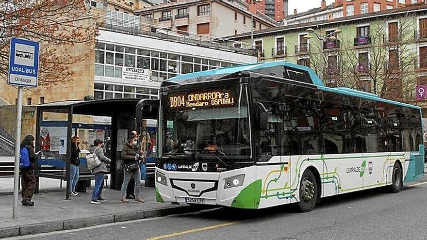 Varias personas se disponen a subir al autobús en Untzaga, ayer. Foto: J.L.