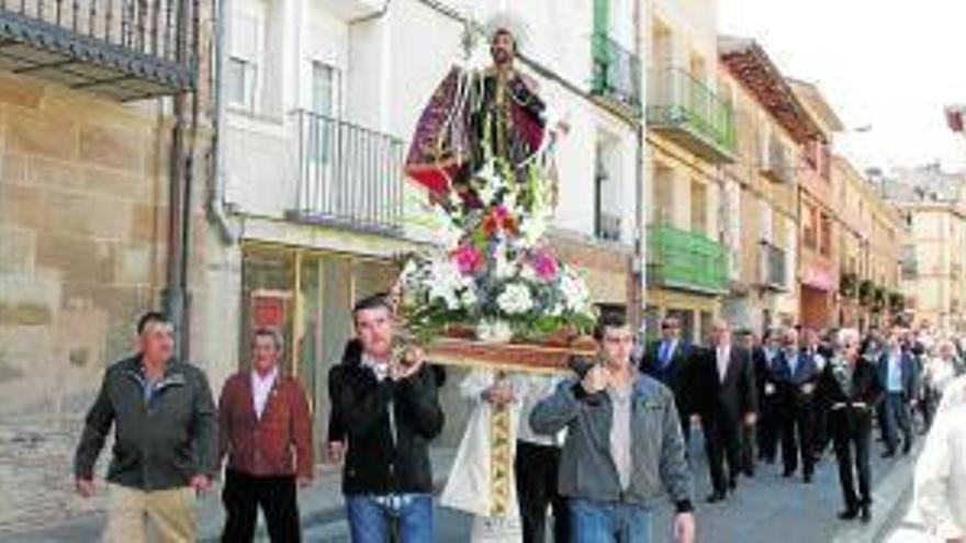 Más de 200 socios de la Bodega Cooperativa honran a San Isidro