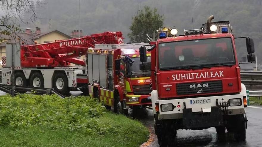 Un incendio forestal afecta a una zona de pinar y a una borda en Lazkao