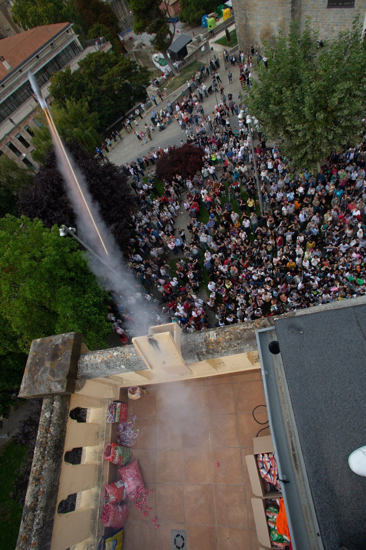 El chupinazo de San Fermín Txikito, el momento que protagoniza los carteles de este año.
