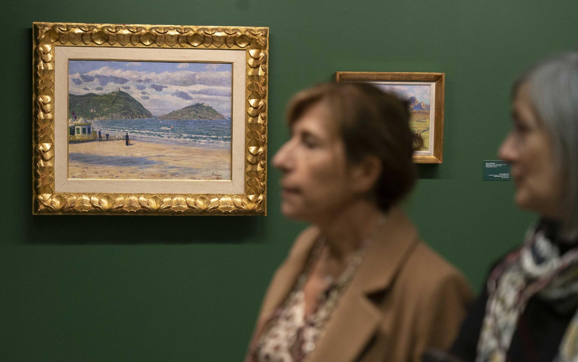 De fondo, ‘Infancia de un rey. Playa de San Sebastián’, del reputado pintor Darío de Regoyos.