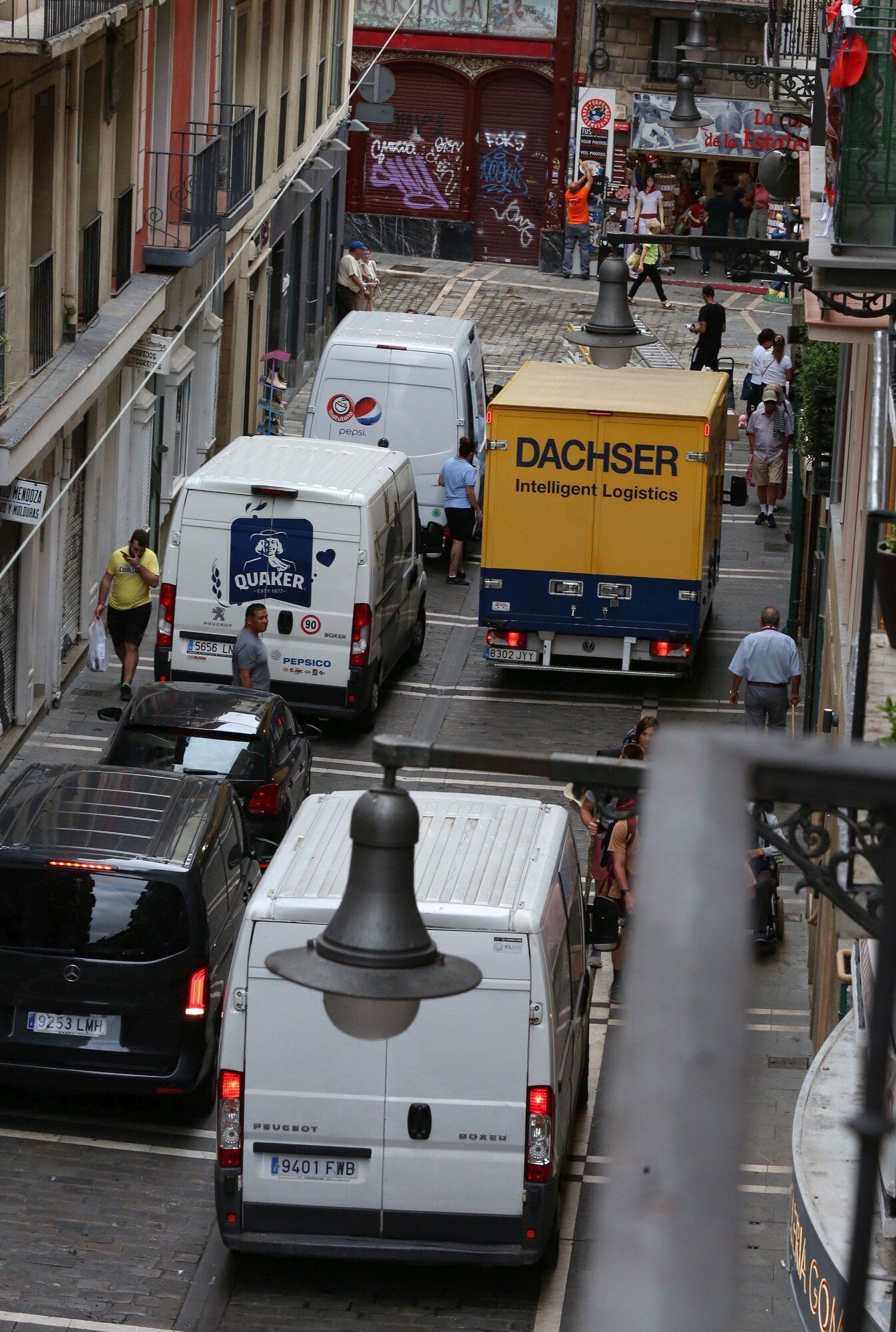 Los bares del Casco Viejo llenan sus despensas en la víspera del 6 de julio