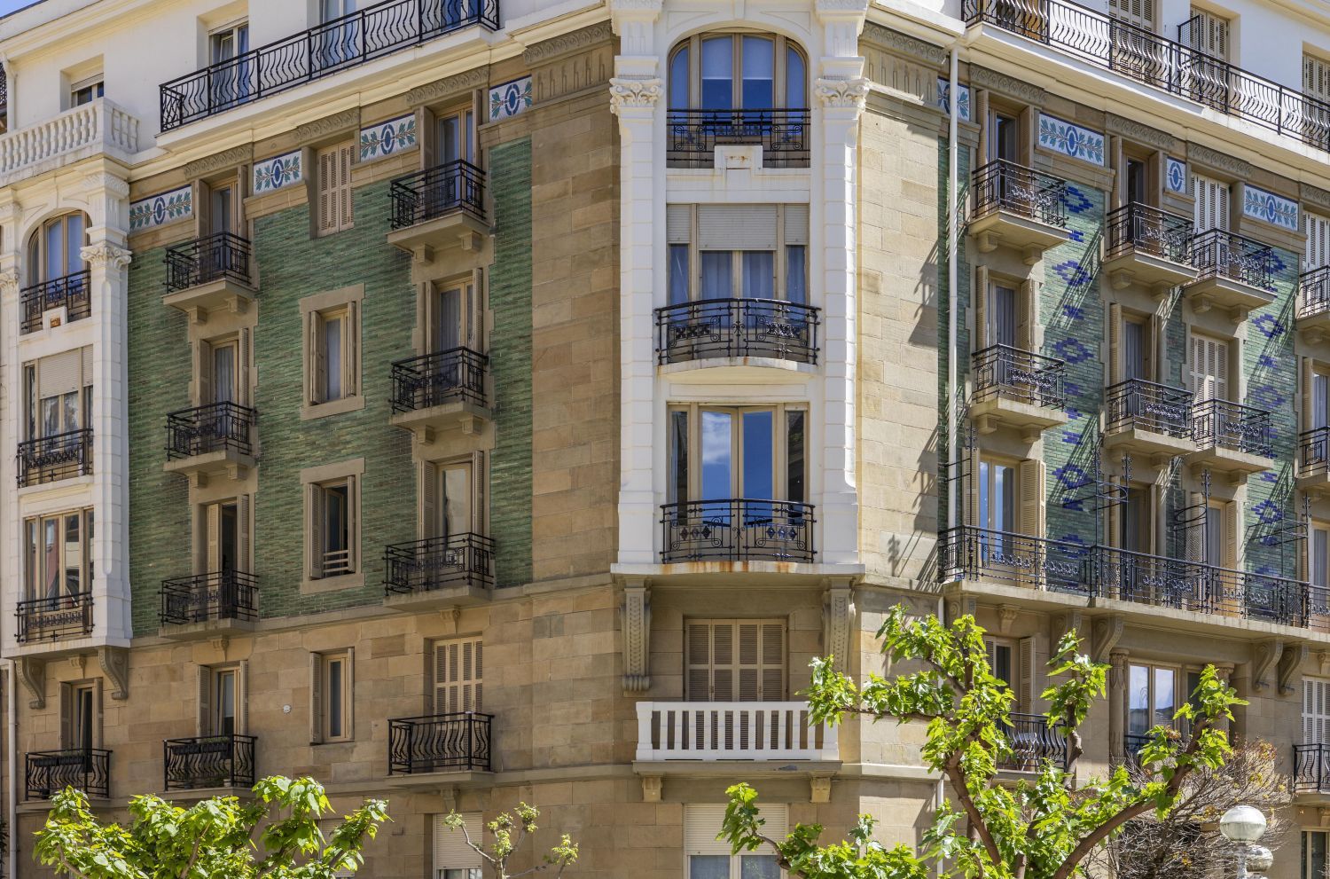 Magnífica propiedad en venta ubicada en un edificio señorial, situada en una de las zonas más elegantes del céntrico barrio de Gros