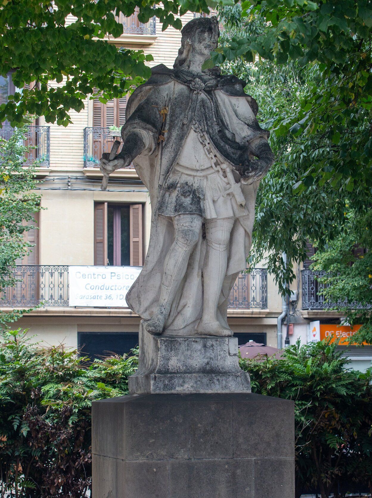 Fotos del inicio de los trabajos de marcaje para el traslado de las estatuas del Paseo de Sarasate