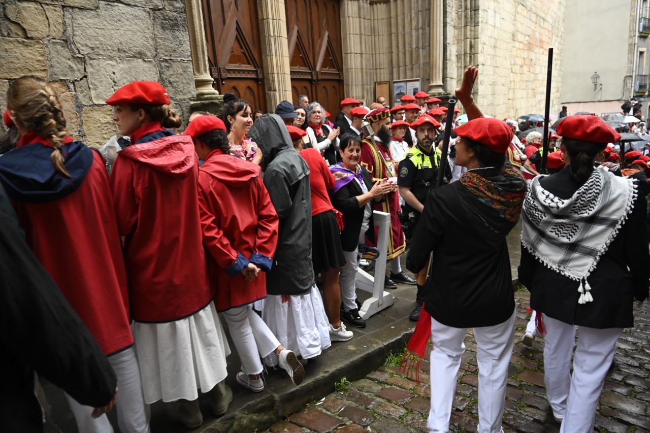 La compañía Jaizkibel desfila en Hondarribia