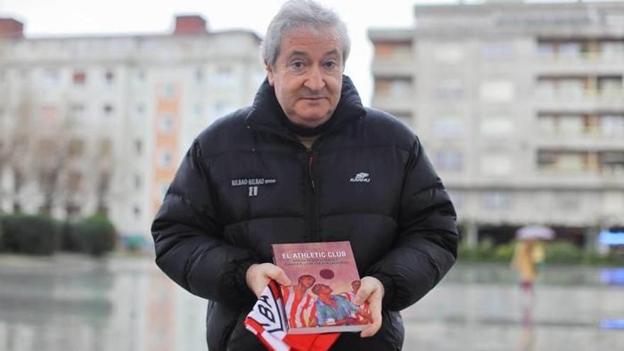 Josu Turuzeta posa con el libro que editó en 2012