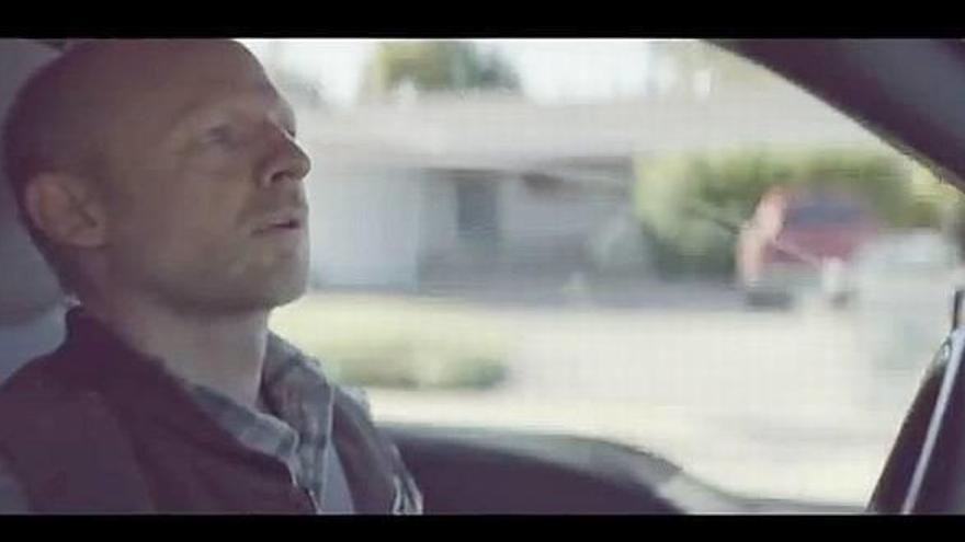 El viral que te hará pensar dos veces antes de usar el móvil mientras conduces