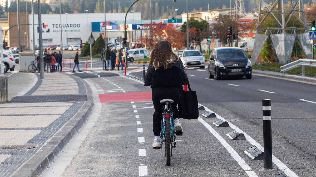 Una ciclista en un carril de bicicleta.