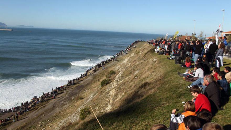 Público en un campeonato de surf en Punta Galea.Foto: Juan Lazkano