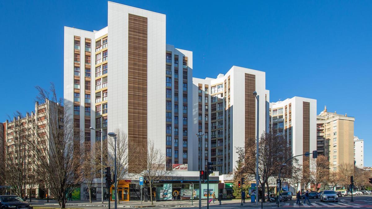 Bloque de edificios rehabilitados por Jacar en el cruce de la avenida de Pío XII con Monasterio de Urdax.