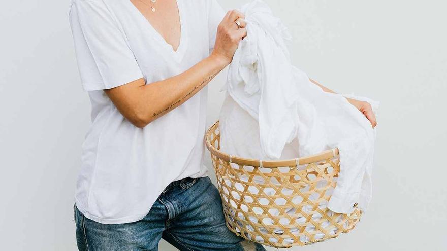 El truco casero para limpiar manchas en ropa blanca con un solo ingrediente