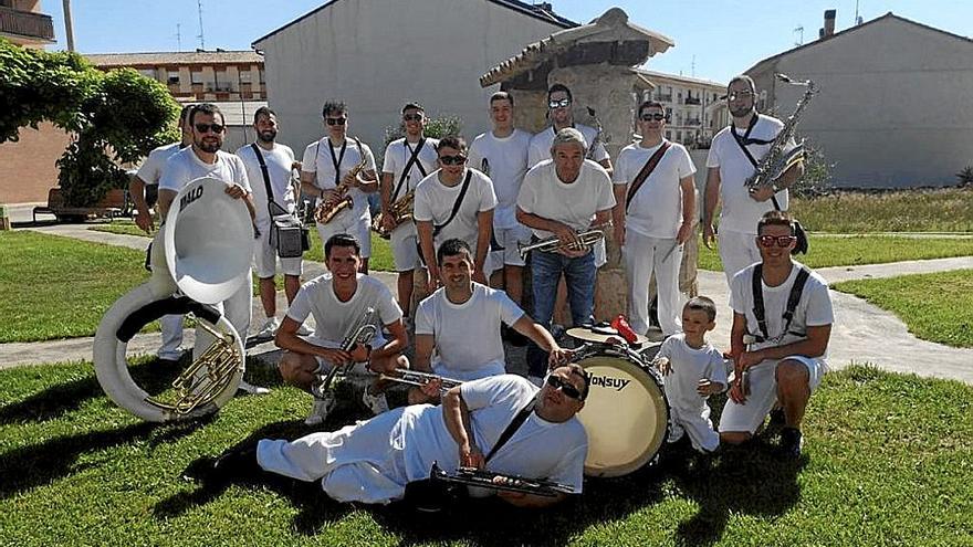 Vecinos, cuadrillas y agrupaciones se suman a la fiesta de El Cohete en Marcilla