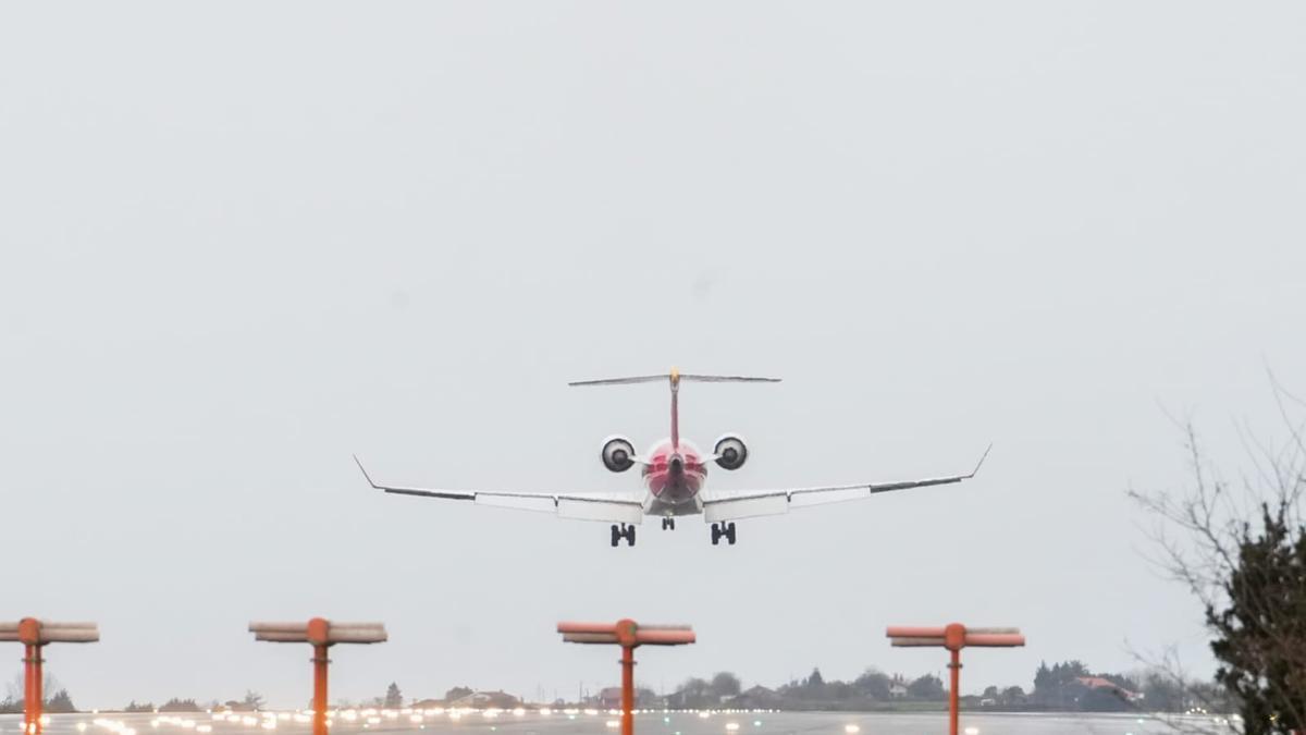 El viento dificulta los despegues y aterrizajes en el aeropuerto de Bilbao.