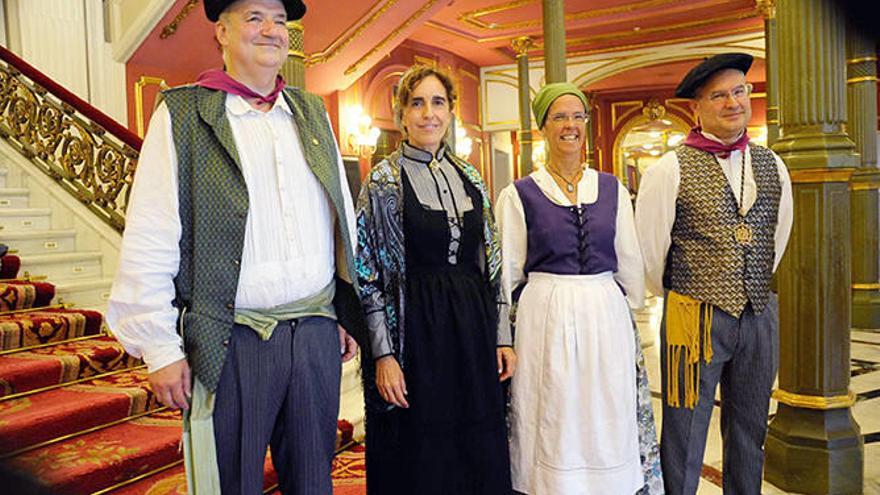Jon de Miguel, el anterior romero de honor de la Virgen de Begoña, Ibone Bengoetxea, Beatriz Marcos y Javier Diago. Fotos: José Mari Martínez