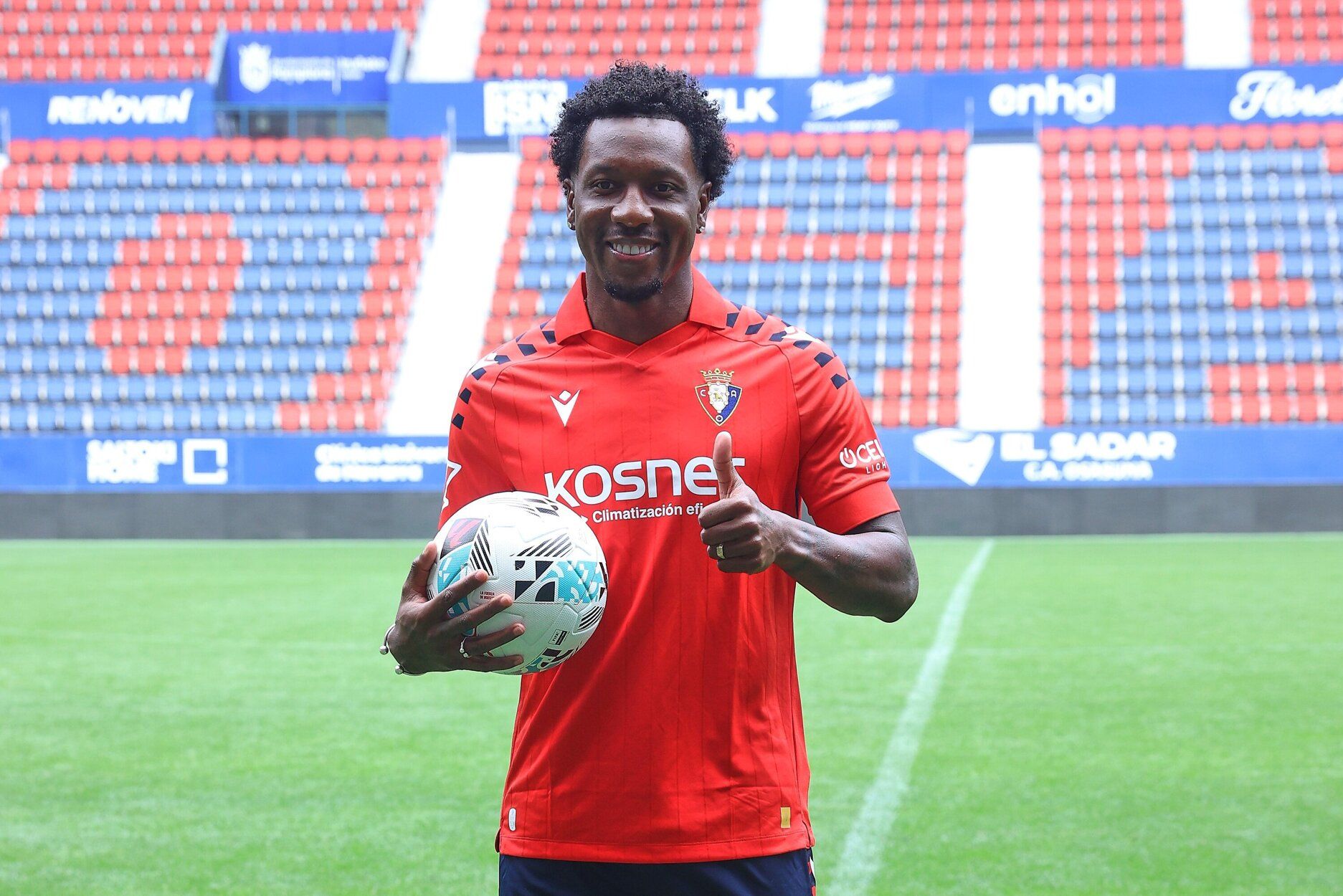 Fotos de la presentación de Sheraldo Becker como jugador de Osasuna