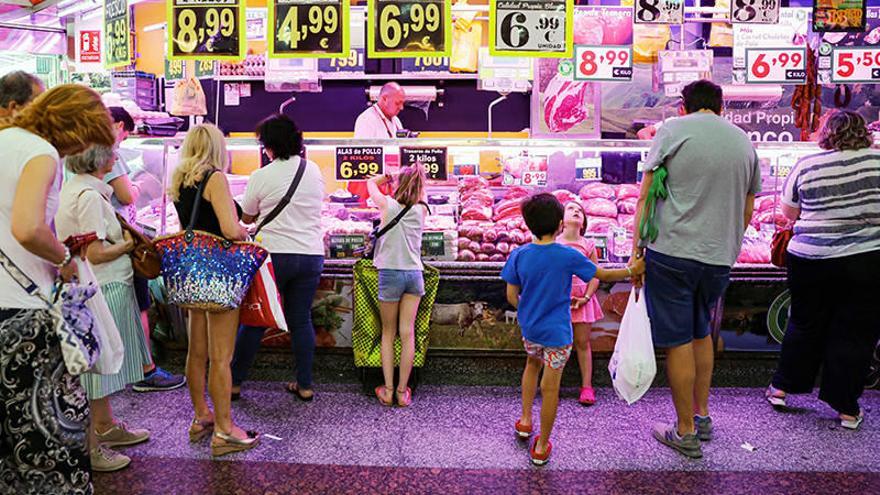 Varios ciudadanos compran ayer en un mercado de Madrid.Foto: Efe