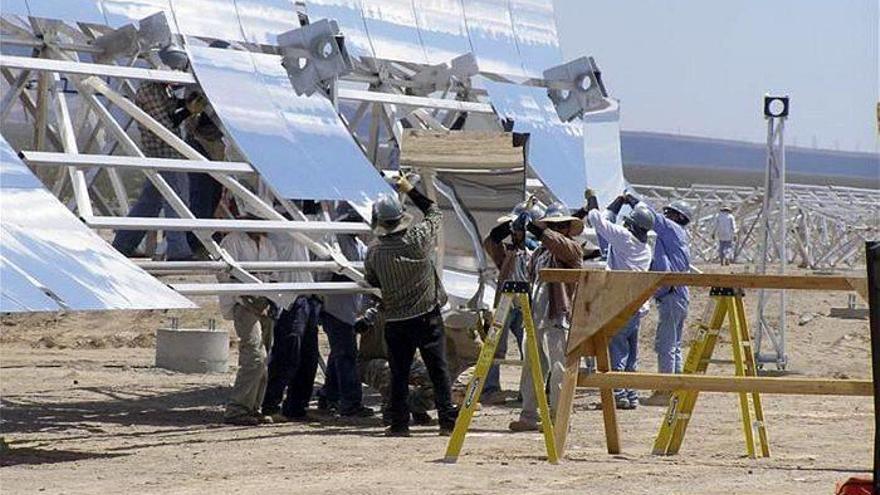 Trabajadores de Ingeteam, en un parque fotovoltaico de la compañía.
