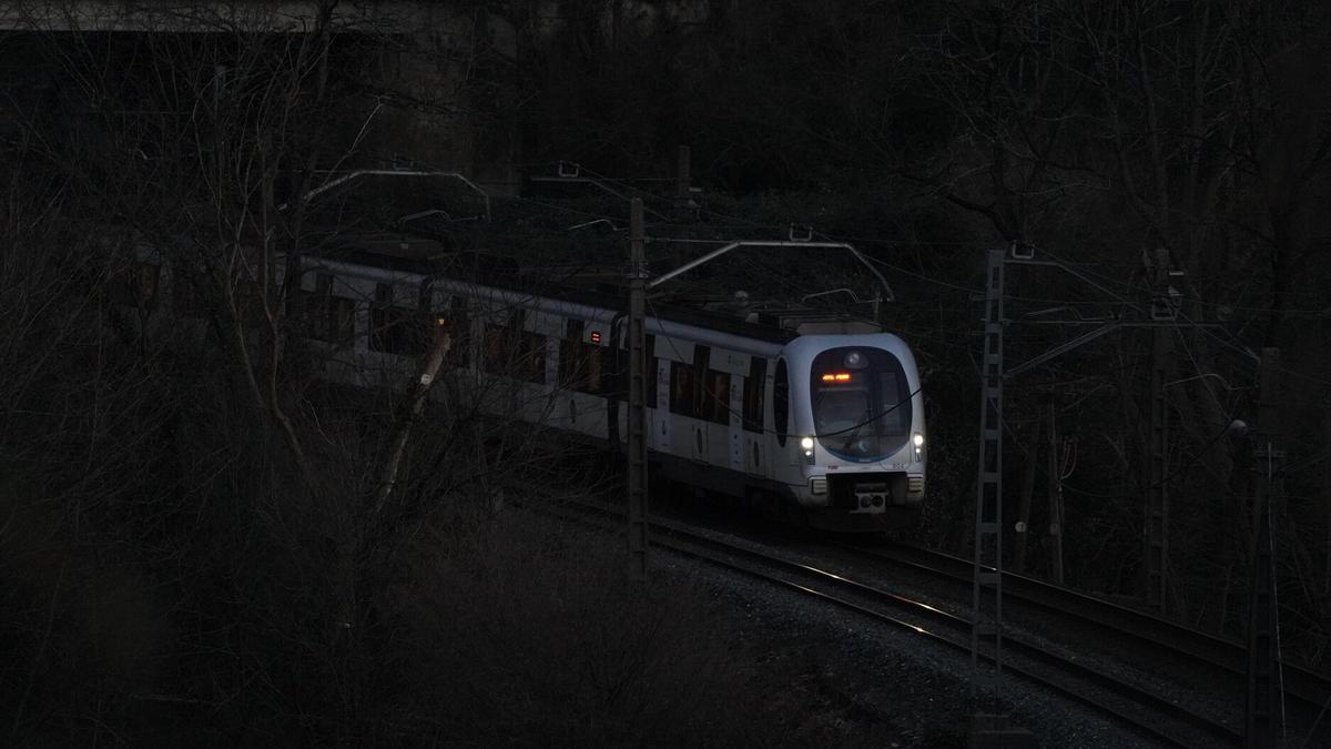 El Topo con destino Hendaia, detenido a la altura de Irun.