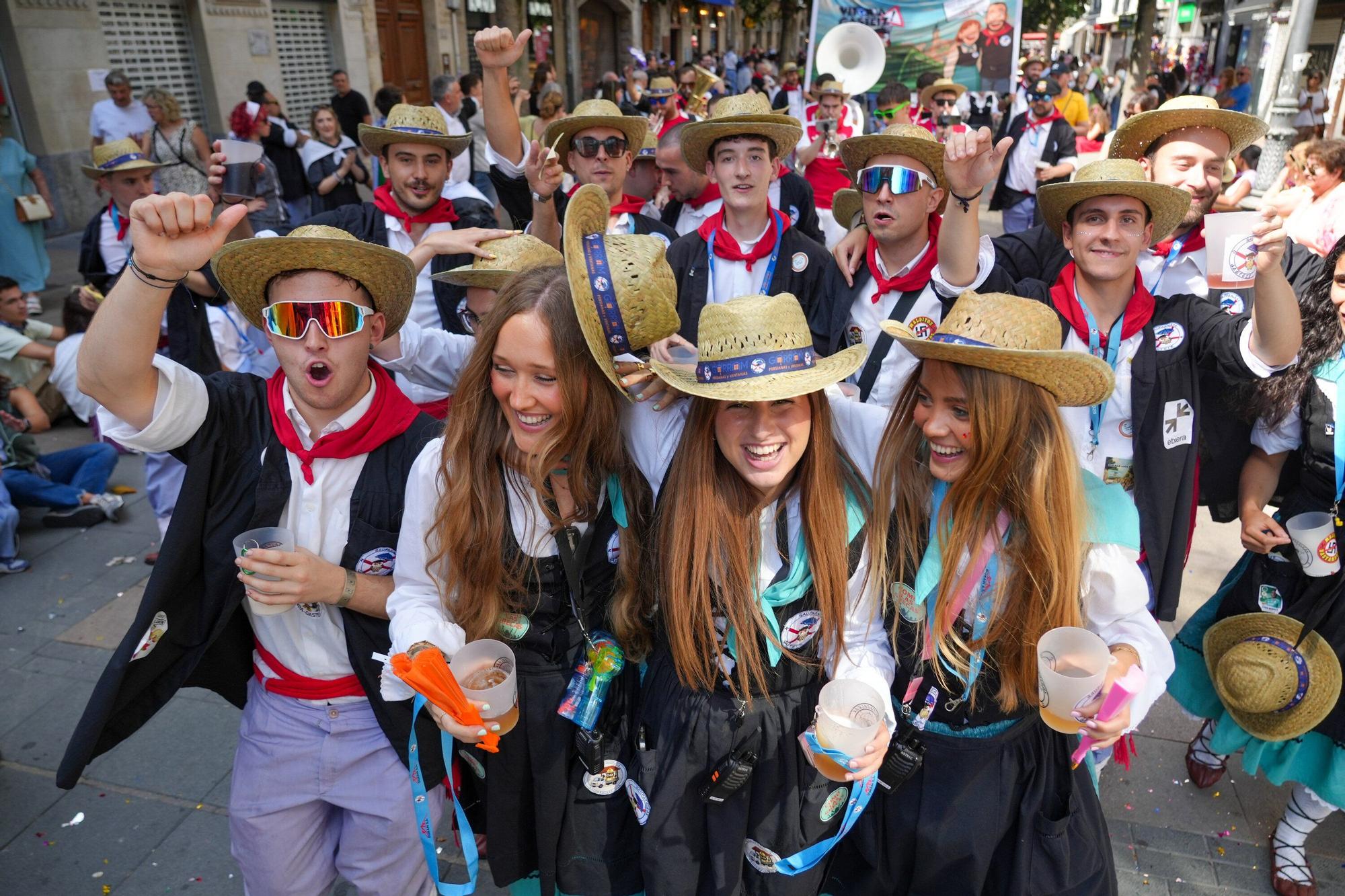 En imágenes: Blusas y neskas desfilan en el primer paseíllo
