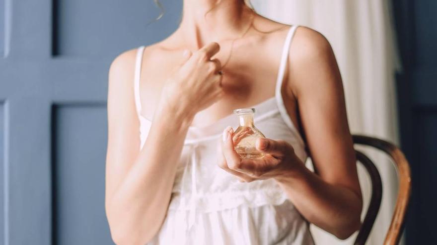 Ana Molina, dermatóloga: &quot;¿Quieres que tu perfume huela todo el día o evitar que te irrite? El secreto está en...&quot;