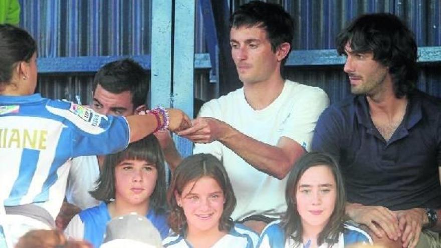 Joseba Llorente, junto a Zubikarai y Carlos Martínez, que tampoco jugaron el amistoso de ayer, en la grada del campo Agorrosin de Bergara.