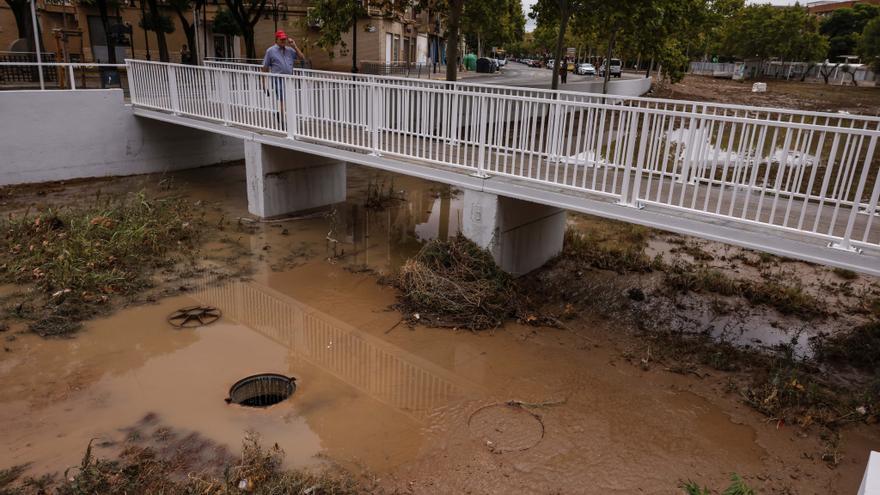 Alerta roja por lluvias en Valencia y Catalunya: carreteras cortadas, 542.000 alumnos sin clase y un barranco desbordado