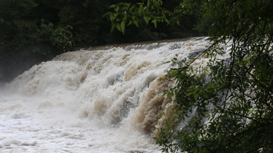 La Confederación Hidrográfica del Ebro avisa del riesgo de crecidas de cauces por las intensas lluvias este lunes