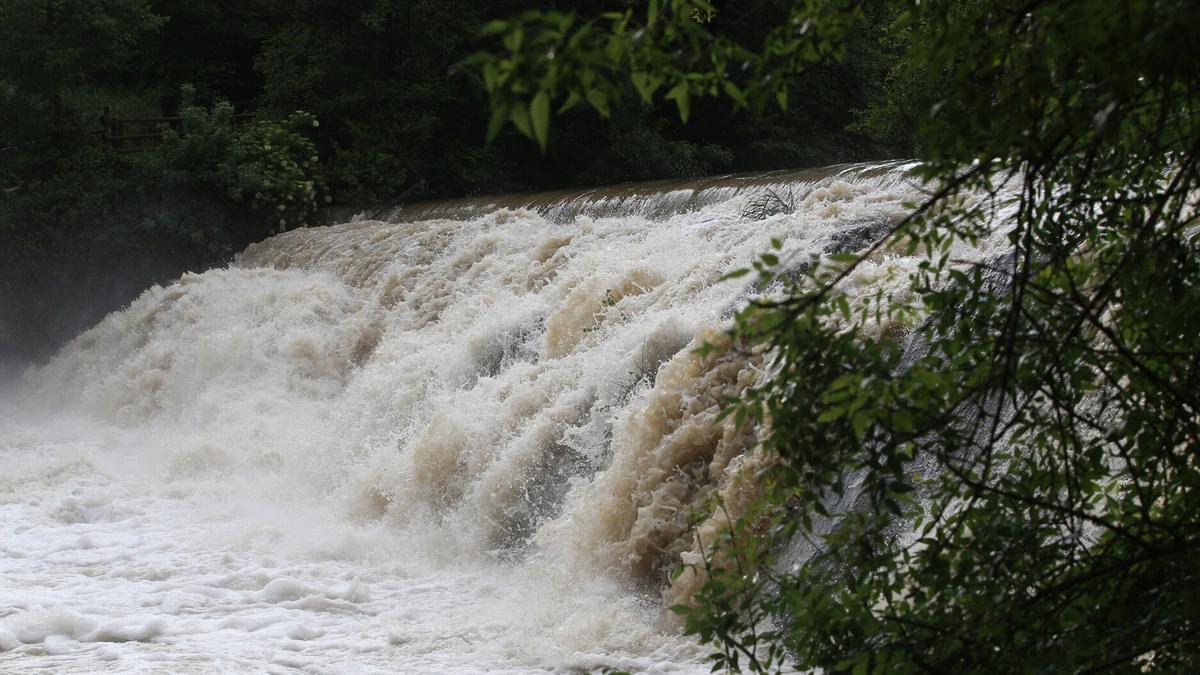 Imagen de archivo de un río con el caudal alto por las tormentas en Navarra.